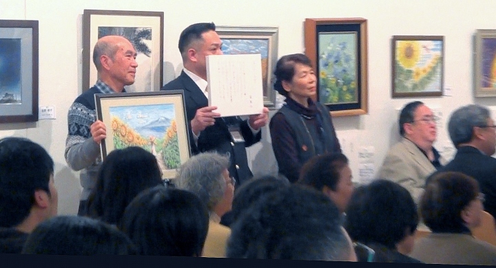 トーンチャイムを聴く会員の市川さん