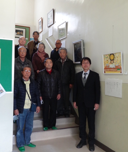 １階から記念撮影、右から1人目・校長先生