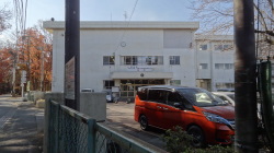 こもれびの森に隣接・大野台中学校