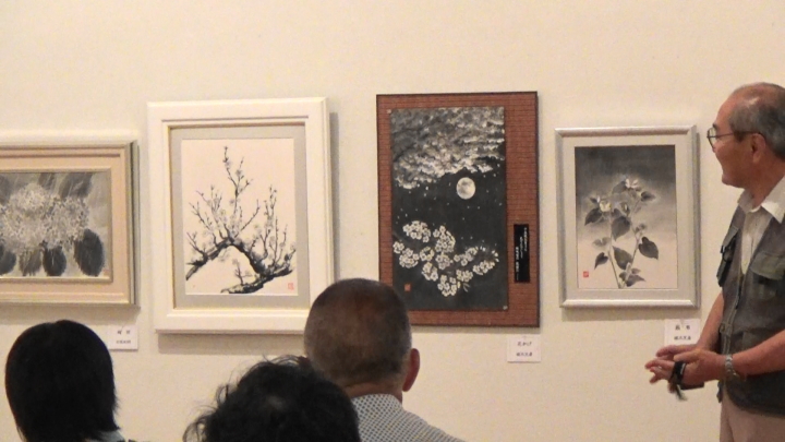 交流会で会員の作品を解説。植木会長