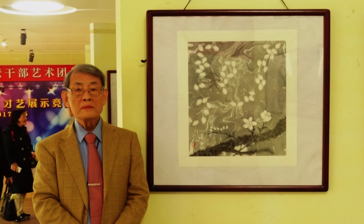 石坂氏作品の前で